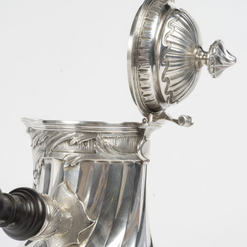 L. LAPAR – Verseuse en argent massif à manche amovible en bois, dans son coffret d’origine circa...