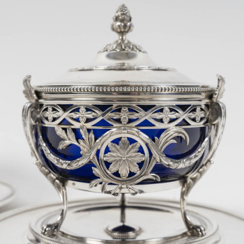 RISLER & CARRÉ - Paire de drageoirs couverts en argent massif et verre bleu cobalt – fin du XIXᵉ...