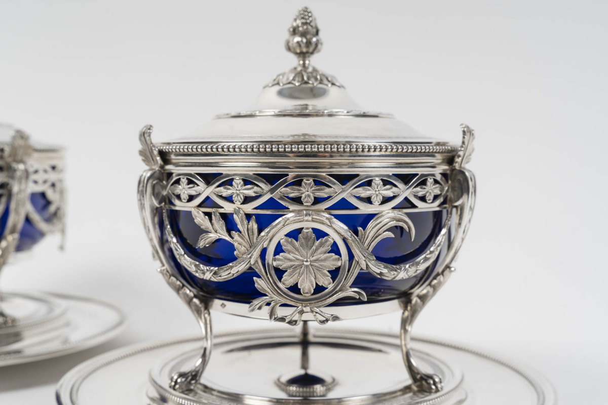 RISLER & CARRÉ - Paire de drageoirs couverts en argent massif et verre bleu cobalt – fin du XIXᵉ...