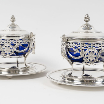 RISLER & CARRÉ - Paire de drageoirs couverts en argent massif et verre bleu cobalt – fin du XIXᵉ...