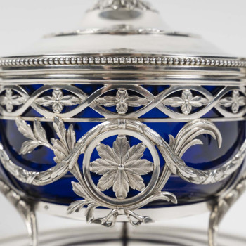 RISLER & CARRÉ - Paire de drageoirs couverts en argent massif et verre bleu cobalt – fin du XIXᵉ...