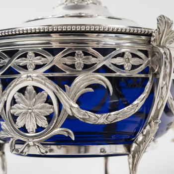 RISLER & CARRÉ - Paire de drageoirs couverts en argent massif et verre bleu cobalt – fin du XIXᵉ...