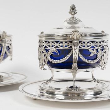 RISLER & CARRÉ - Paire de drageoirs couverts en argent massif et verre bleu cobalt – fin du XIXᵉ...