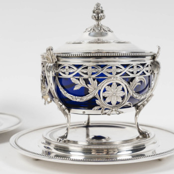 RISLER & CARRÉ - Paire de drageoirs couverts en argent massif et verre bleu cobalt – fin du XIXᵉ...