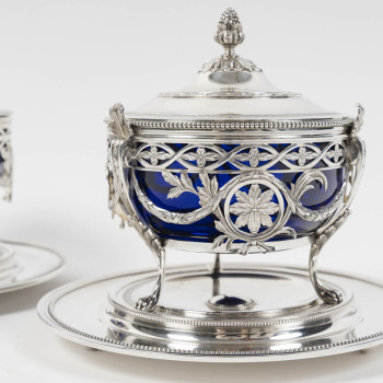 RISLER & CARRÉ - Paire de drageoirs couverts en argent massif et verre bleu cobalt – fin du XIXᵉ...