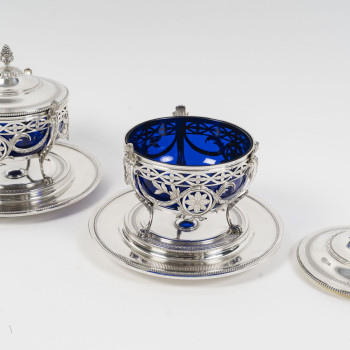 RISLER & CARRÉ - Paire de drageoirs couverts en argent massif et verre bleu cobalt – fin du XIXᵉ...
