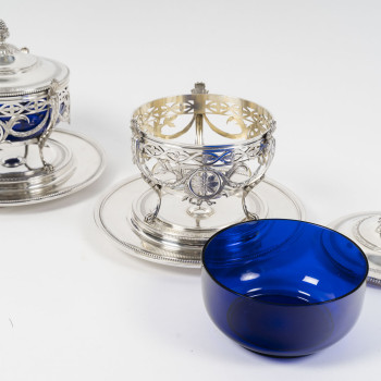 RISLER & CARRÉ - Paire de drageoirs couverts en argent massif et verre bleu cobalt – fin du XIXᵉ...