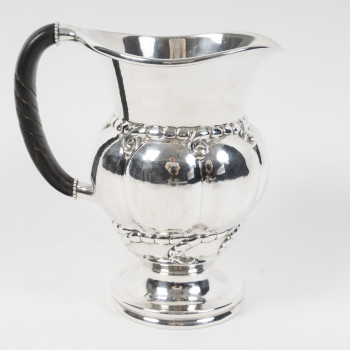 GEORG JENSEN - Pichet à eau - modèle 7A, dit Melon Pitcher, créé en 1907. Danemark, XXe siècle