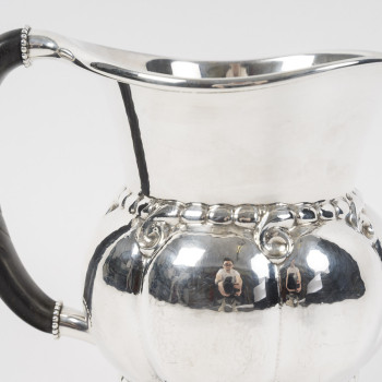 GEORG JENSEN - Pichet à eau - modèle 7A, dit Melon Pitcher, créé en 1907. Danemark, XXe siècle