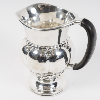 GEORG JENSEN - Pichet à eau - modèle 7A, dit Melon Pitcher, créé en 1907. Danemark, XXe siècle