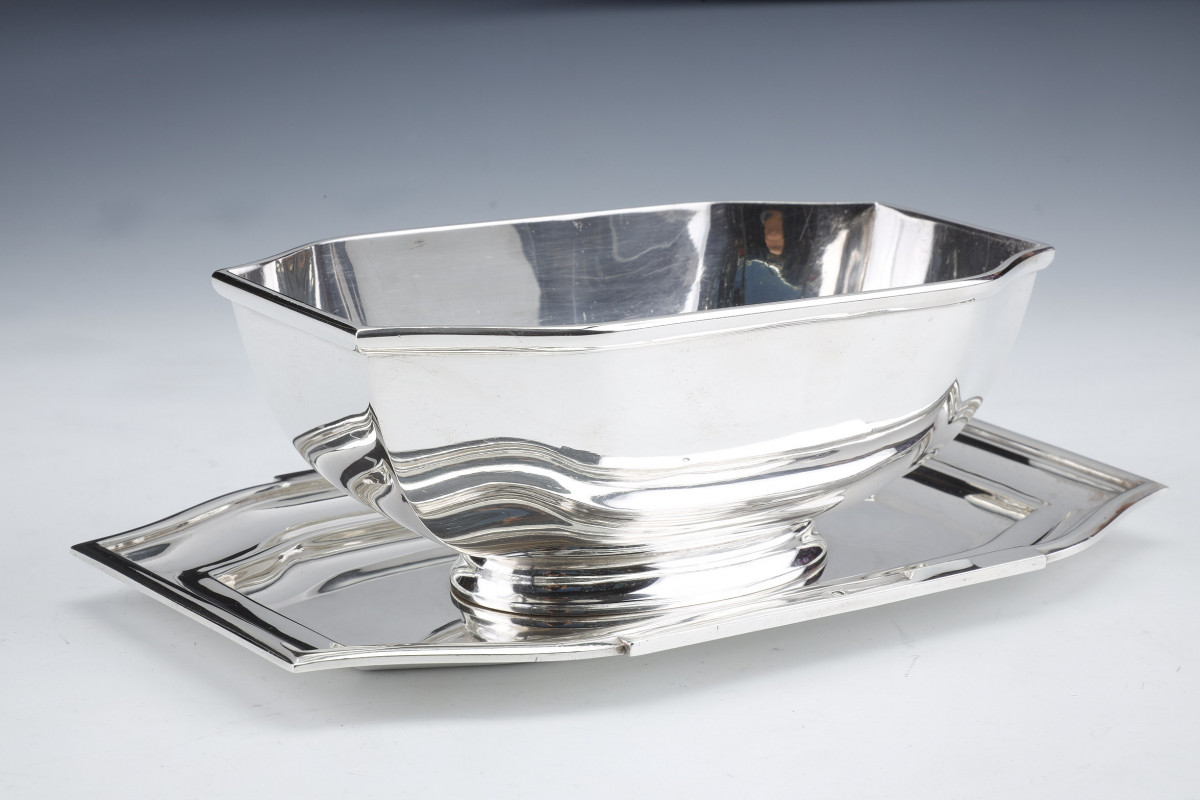 Orfèvre CARDEILHAC - Saucière sur son plateau adhérent en argent Epoque ART DECO