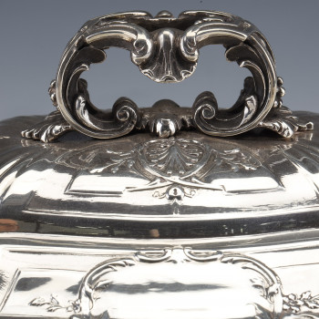 PUIFORCAT - Vegetable dish and its display stand in solid silver, late 19th