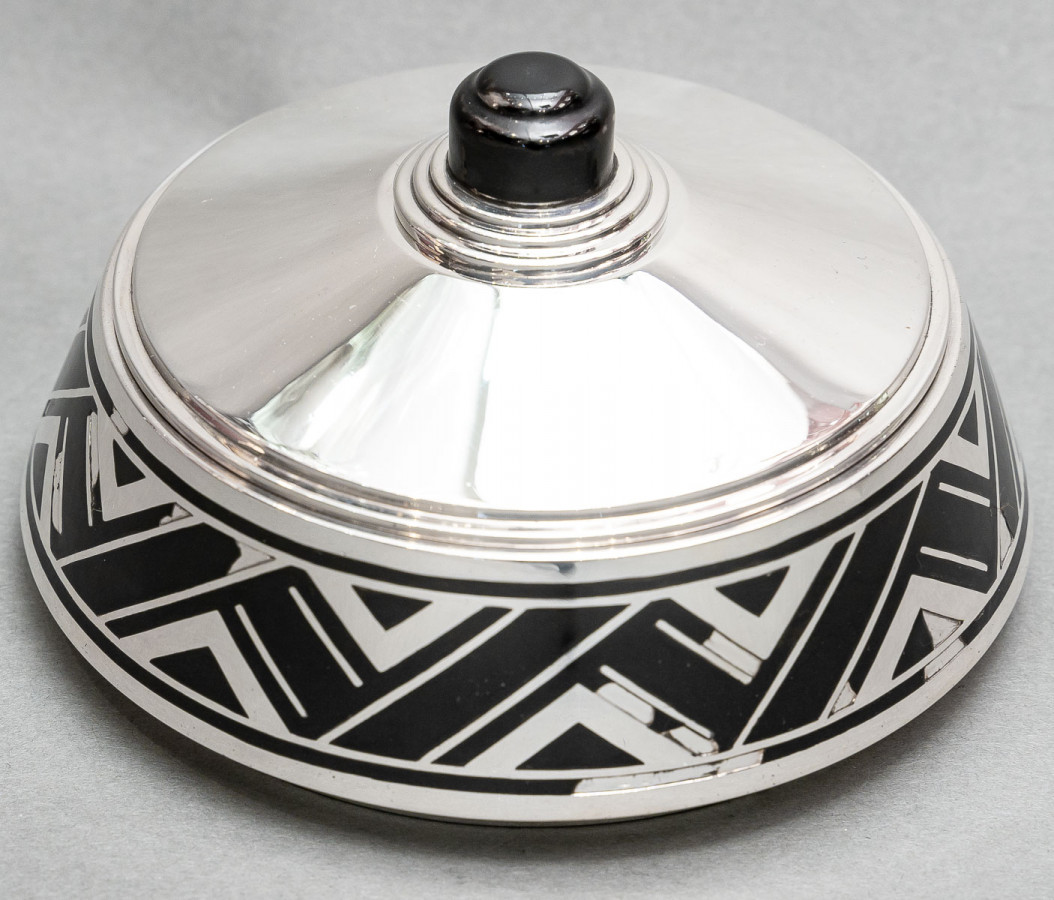 Orfèvre R. LINZELER – Boite en argent massif et émail noir – Epoque ART DECO