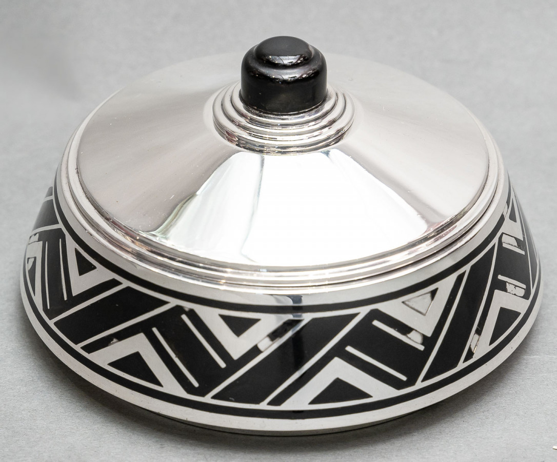 Silversmith R. LINZELER - Box in solid silver and black enamel - ART DECO period