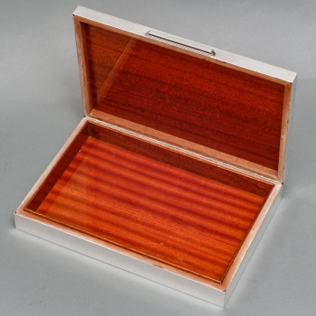 Large and beautiful rectangular box in solid silver,  XXe