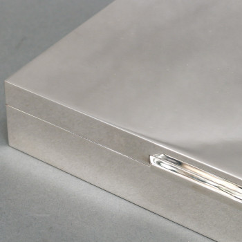 Large and beautiful rectangular box in solid silver,  XXe