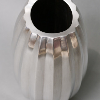 Ovoid VASE in solid silver Northern Italy