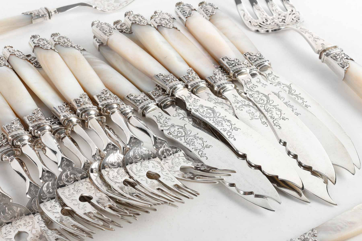 Goldsmith MERITE – 12 solid silver and mother-of-pearl fish cutlery – 19th century