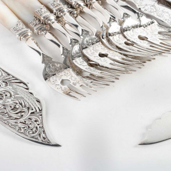 Goldsmith MERITE – 12 solid silver and mother-of-pearl fish cutlery – 19th century