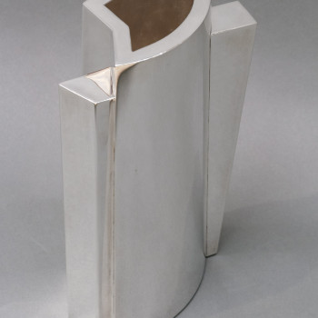 ORFEVRE GARRIDO - VASE CONSTRUCTIVISTE EN ARGENT - Circa 2004