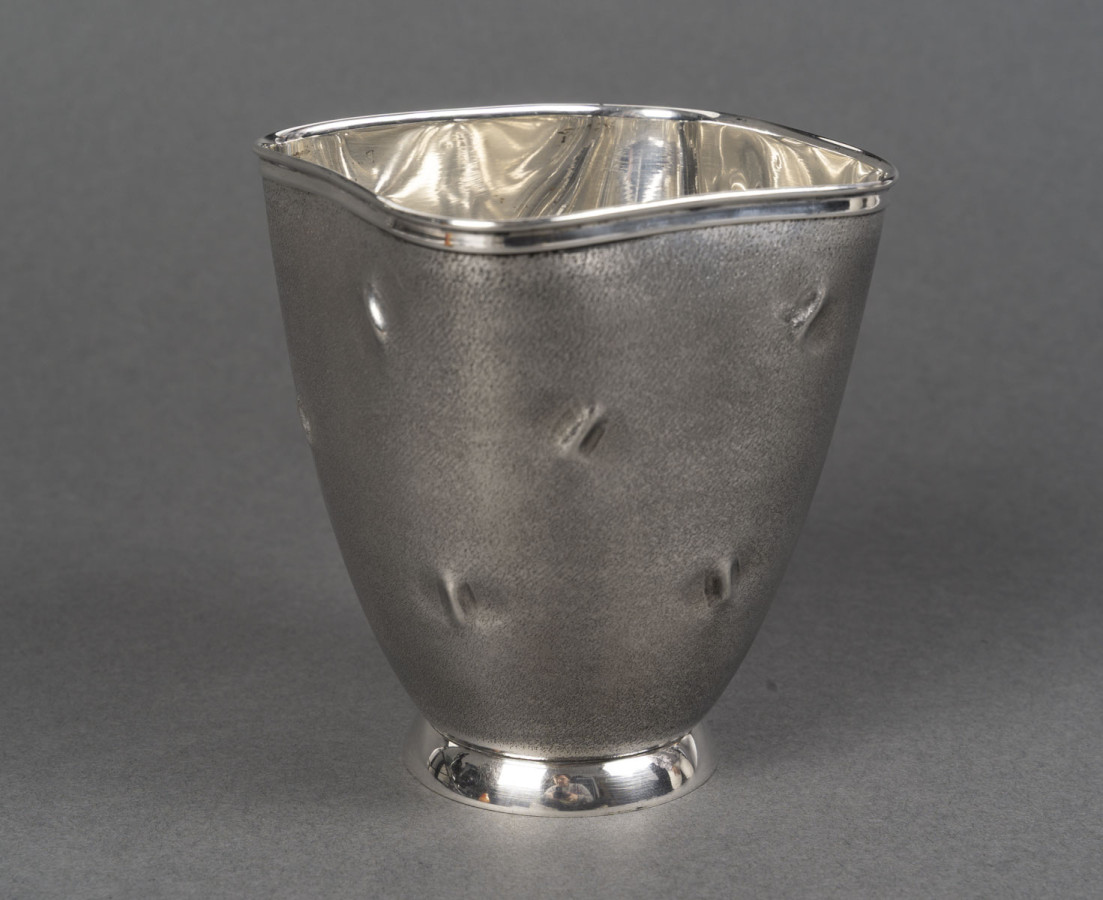 Vase en argent massif  Italie, Alessandria, CESA SC (poinçon 1 AL) Circa 1970