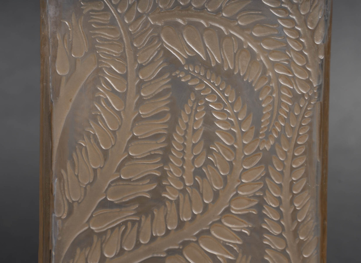 LALIQUE - Vase carré "Myrrhis" 1926