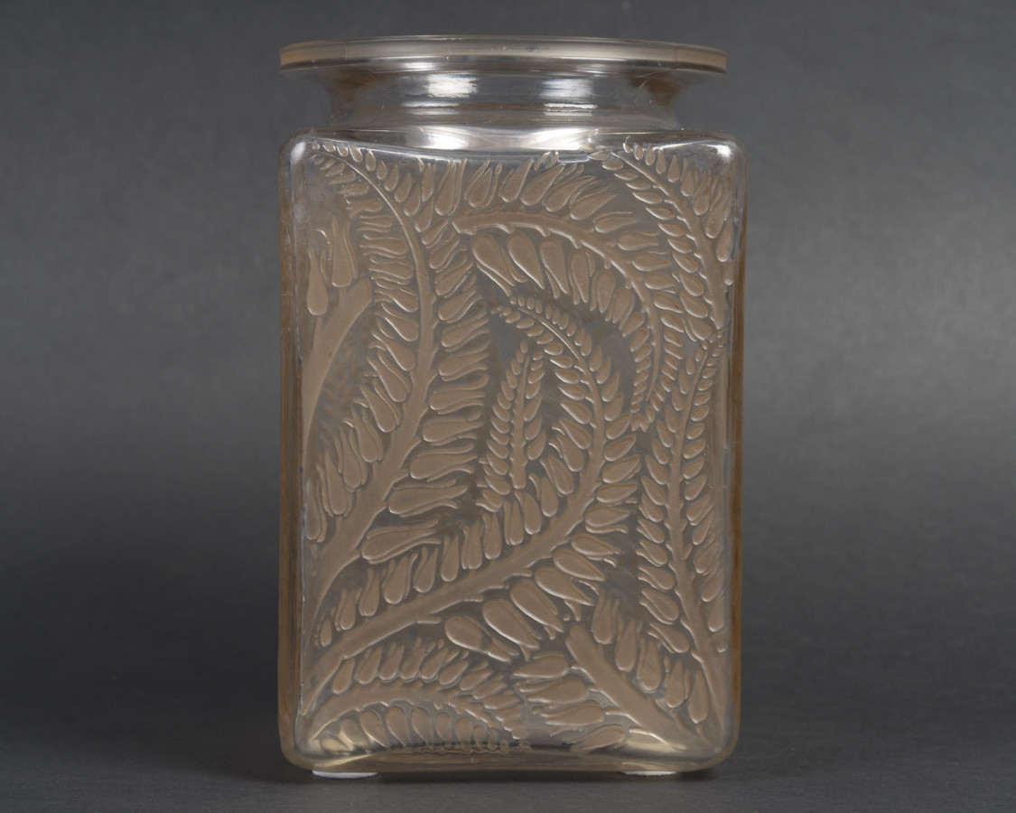 LALIQUE - Vase carré "Myrrhis" 1926
