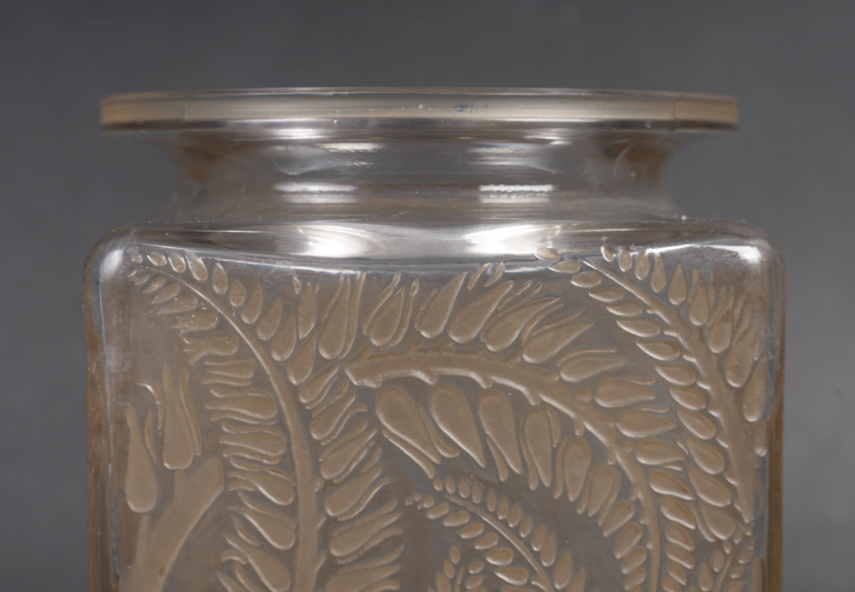 LALIQUE - Vase carré "Myrrhis" 1926