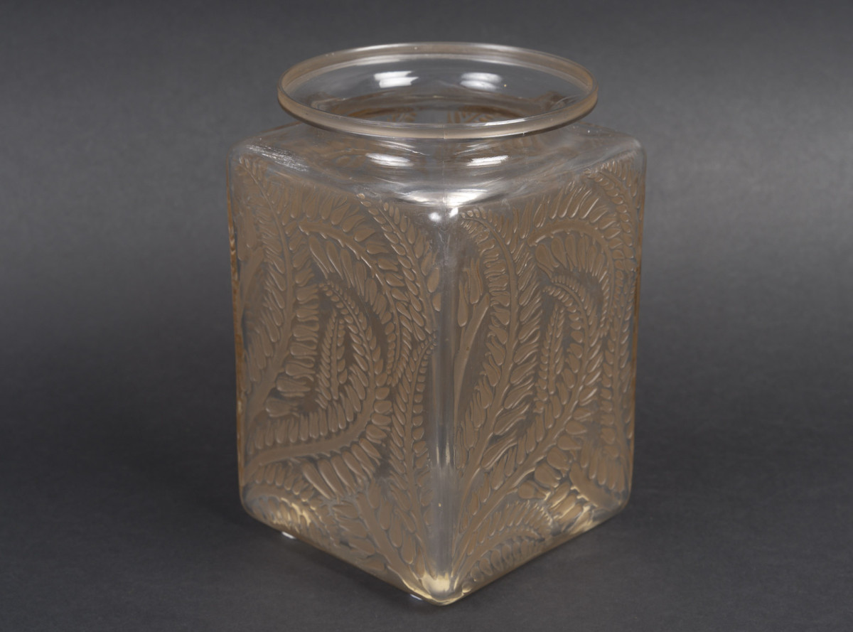 LALIQUE - Vase carré "Myrrhis" 1926