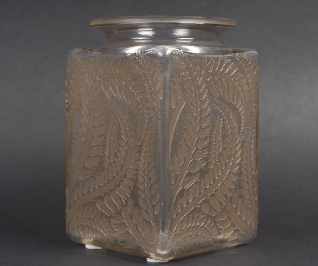 LALIQUE - Vase carré "Myrrhis" 1926
