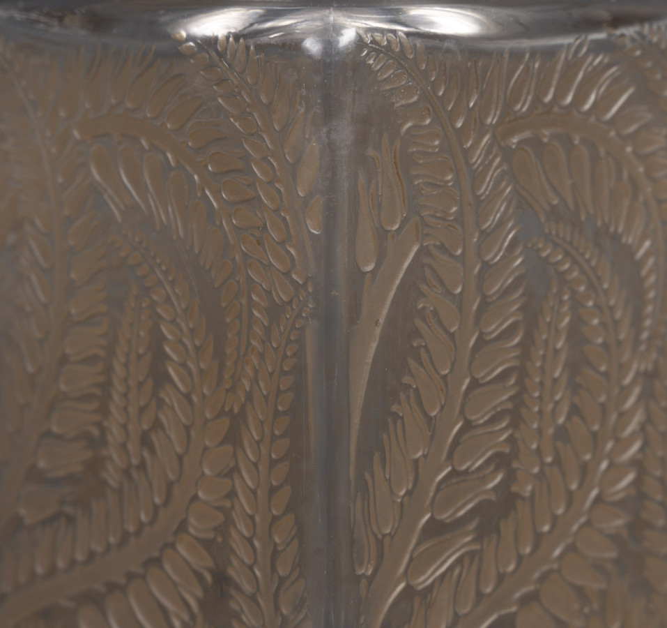 LALIQUE - Vase carré "Myrrhis" 1926