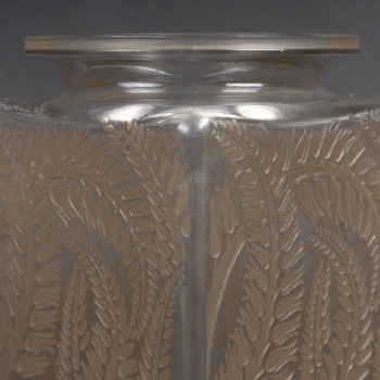 LALIQUE - Vase carré "Myrrhis" 1926