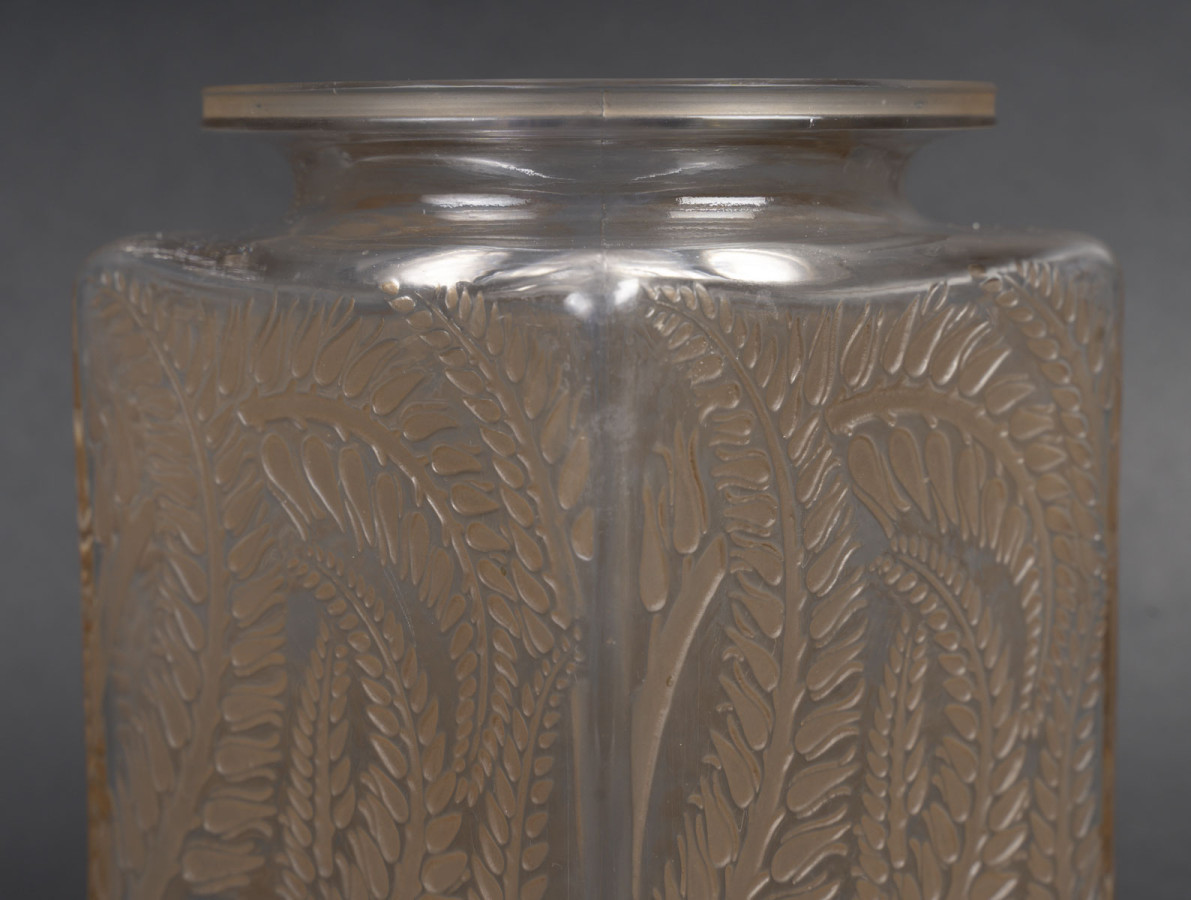 LALIQUE - Vase carré "Myrrhis" 1926
