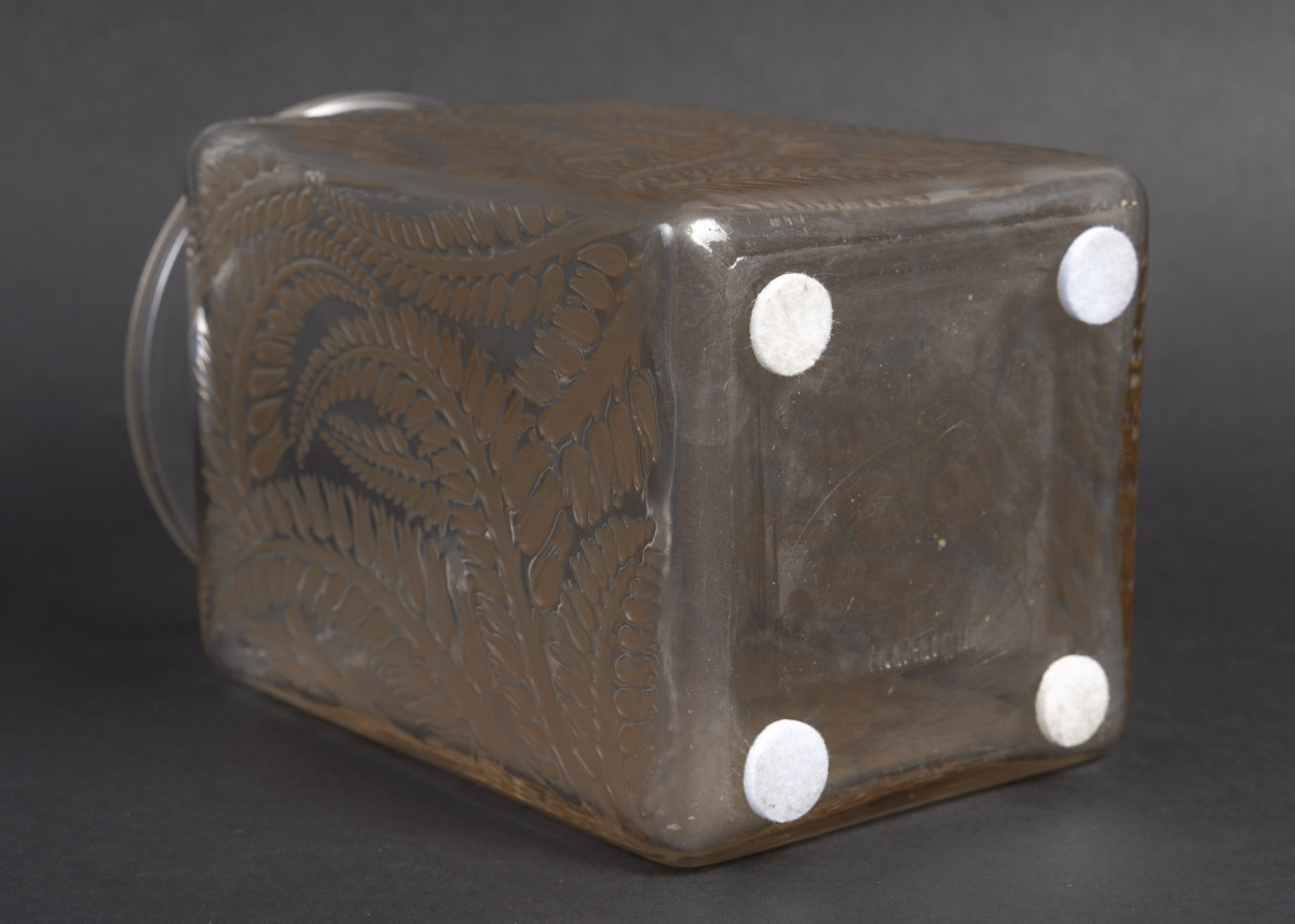 LALIQUE - Vase carré "Myrrhis" 1926