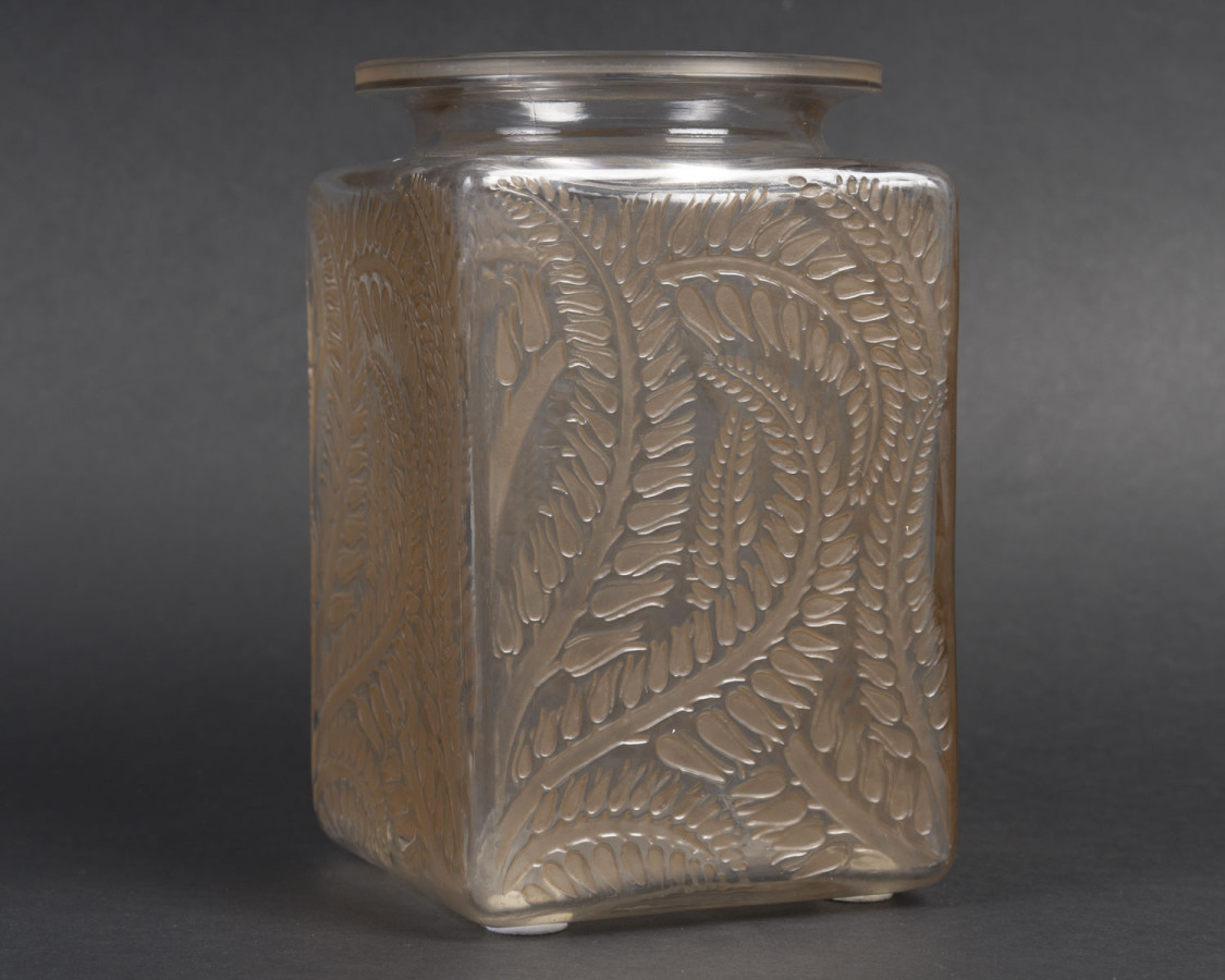 LALIQUE - Vase carré "Myrrhis" 1926