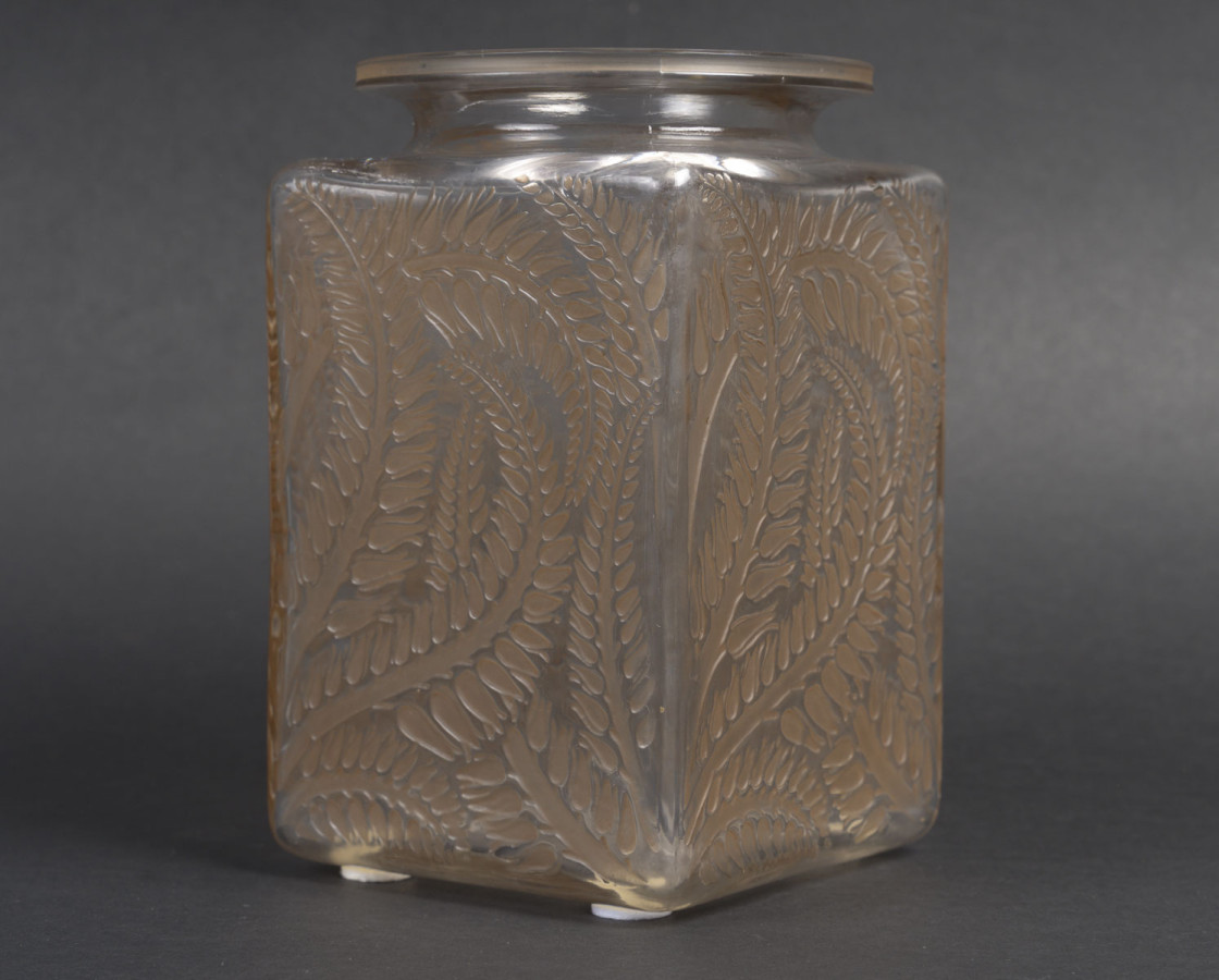 LALIQUE - Vase carré "Myrrhis" 1926